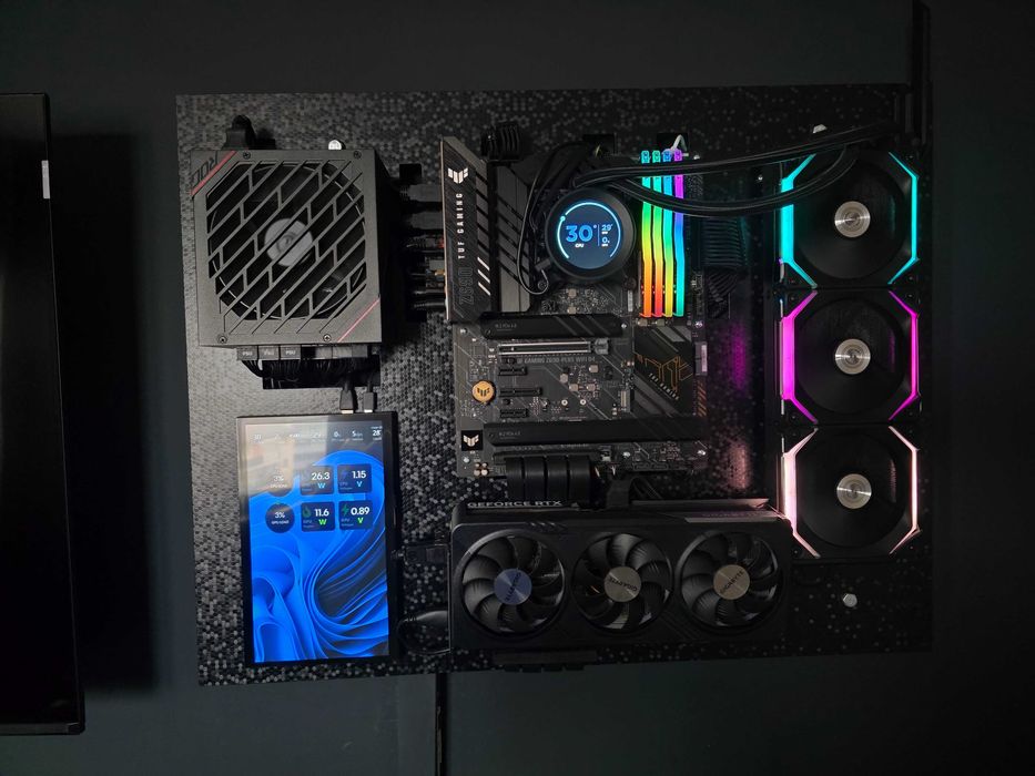 PC Gaming Wall Build Custom RTX 4070 SUPER / i5 12600KF / NZXT Kraken / Lian Li / Display + Wireless Power