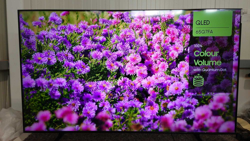 Smart TV Samsung QLED 65Q7F 165 cm 4K Ultra HD HDR1500 Design Premium Metal One Connect Box Telecomanda Metalica Garantie (Mic Defect Estetic)