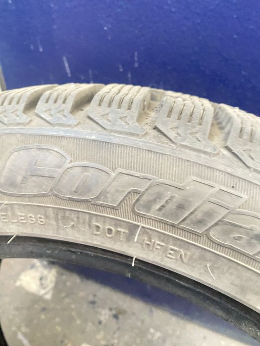 Зимня резина 225/50R17 в отличном состоянии