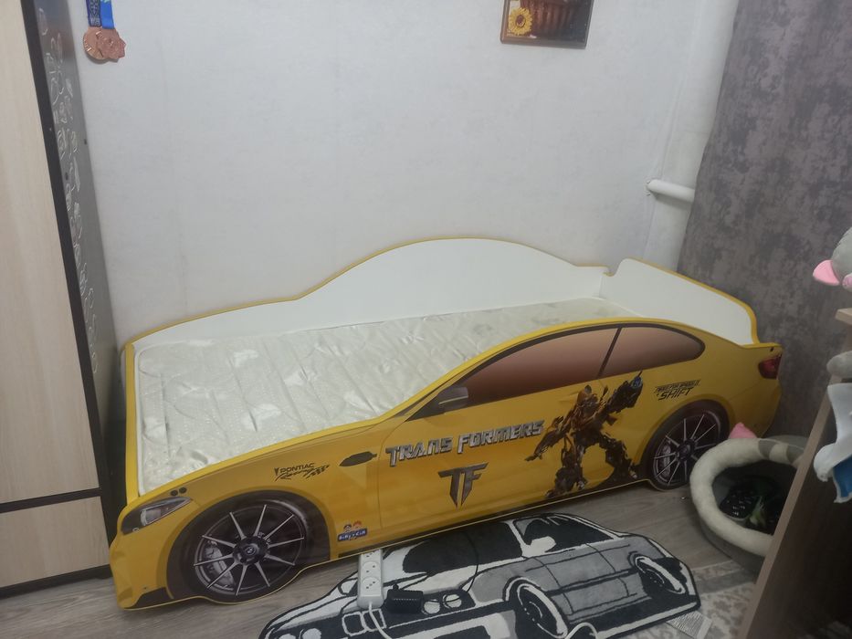 Детская кровать-машинка .