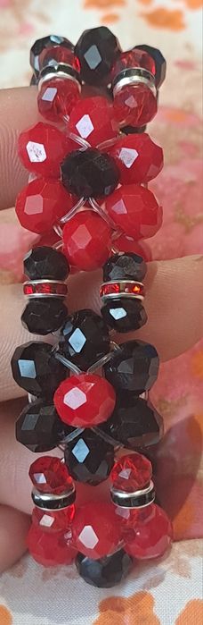 Ръчно плетени бижута от маниста