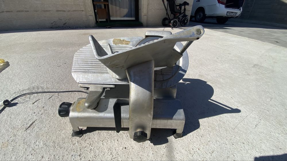 Продам слайсер в хорошем состоянии.