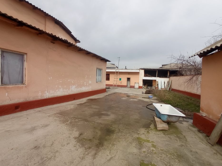 Kotedj hovli sotiladi