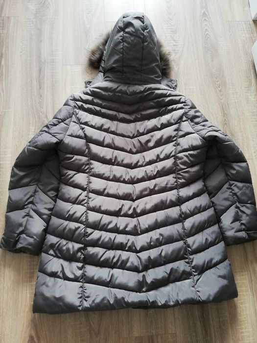 Vând geaca cu glugă damă XL.