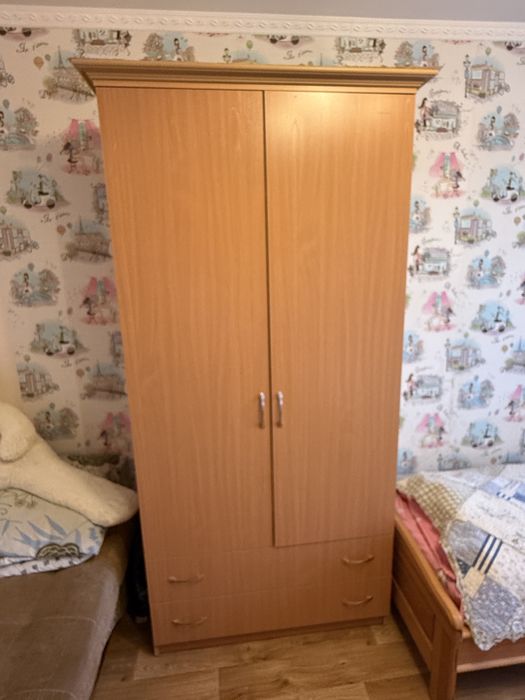Продам 2 шкафа двухстворчатыз с ящиками.
