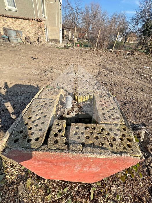 Продава парцел В РЕГУЛАЦИЯ, на главна улица в гр. Плиска с ТОК и ВиК.