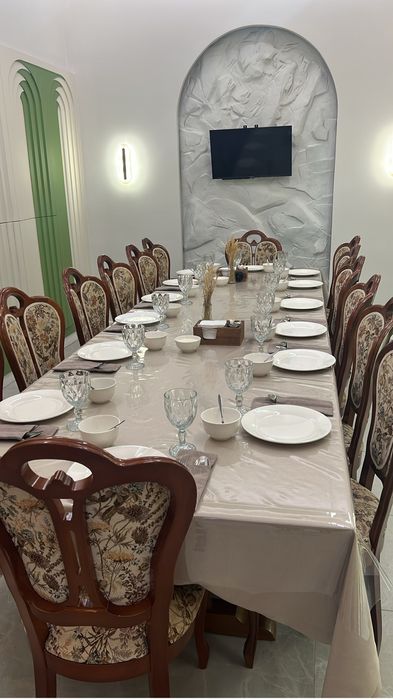 Стол со стульями стол раздвикаеися до 6 метров