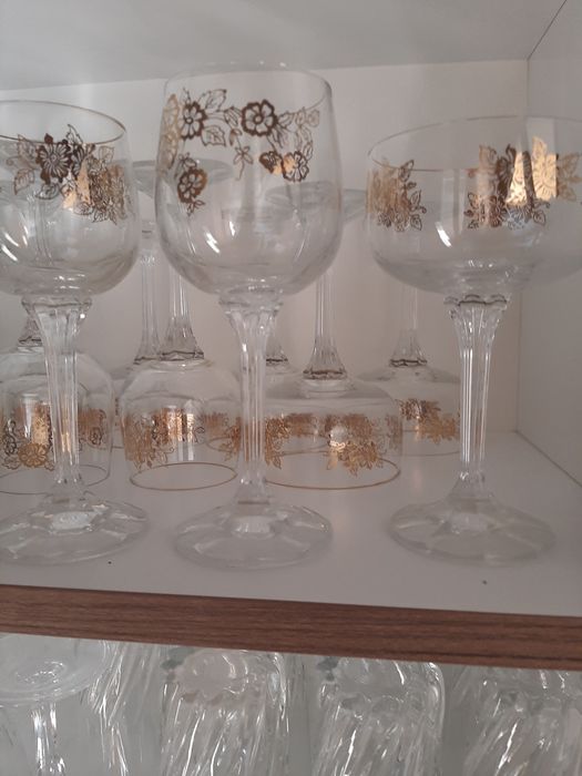 Чаши комплекти и  съд за топло сервиране Скъсало