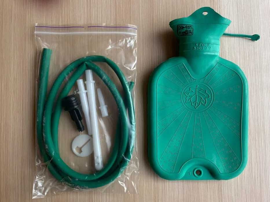 Грелки Медицинские резиновые грелки с комплектом насадок для клизмы.