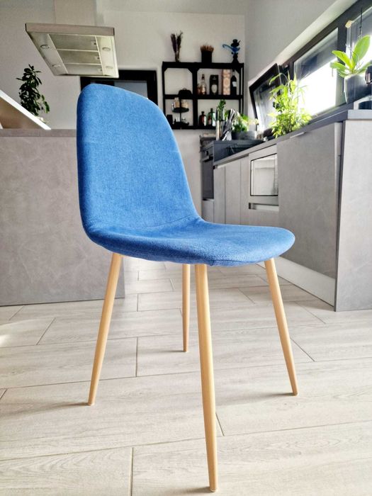 Vand urgent masa living cu 4 scaune, pret 950 lei