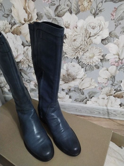 Шикарные кожаные сапоги Bata