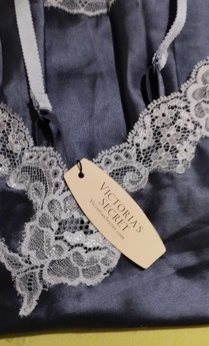 Луксозна сатенена нощница Victoria 'S Secret - оригинална с етикет.