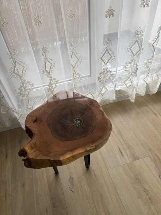 Masa living din nuc lucrata manual si cuier