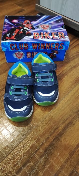 Продам детские кроссовки