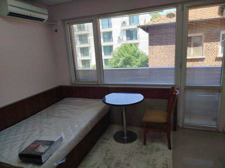 Дава се под наем Едностаен апартамент в Пловдив, Кършияка - 35 кв.м за 204 € - Снимка #2