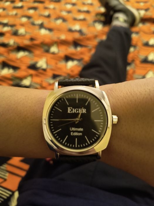 Ceas de vânzare firma EIGER este într-o stare foarte bună a fost foarte puțin utilizat și cum se vede și în poze arătă excelent