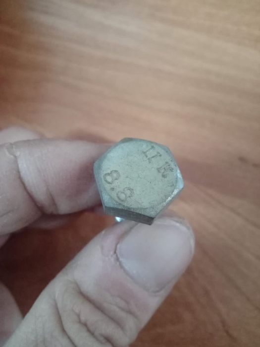 Пластиковый болт