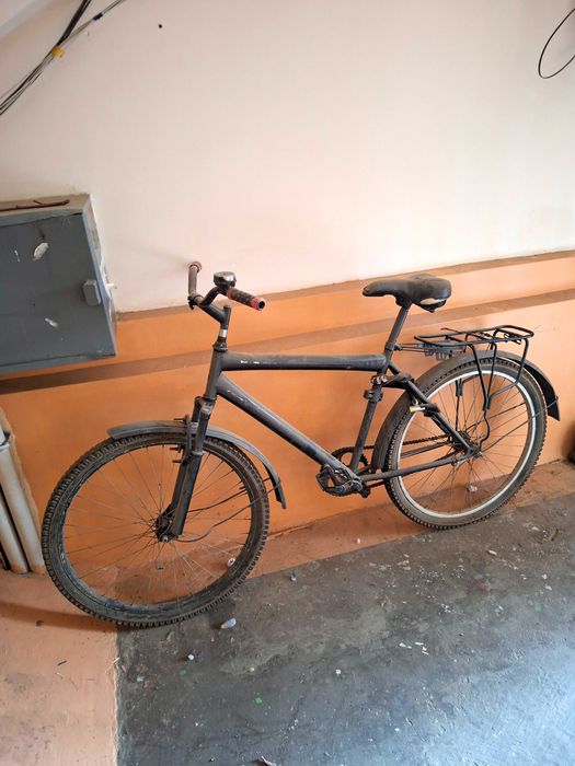 Дорожный,прочный велосипед.  Подойдет для курьерских услуг.