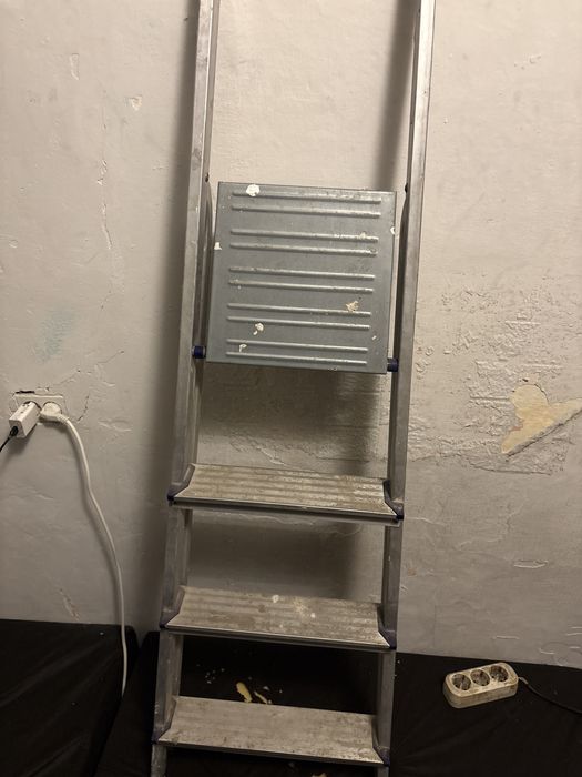 Стремянка в хорошем состояний