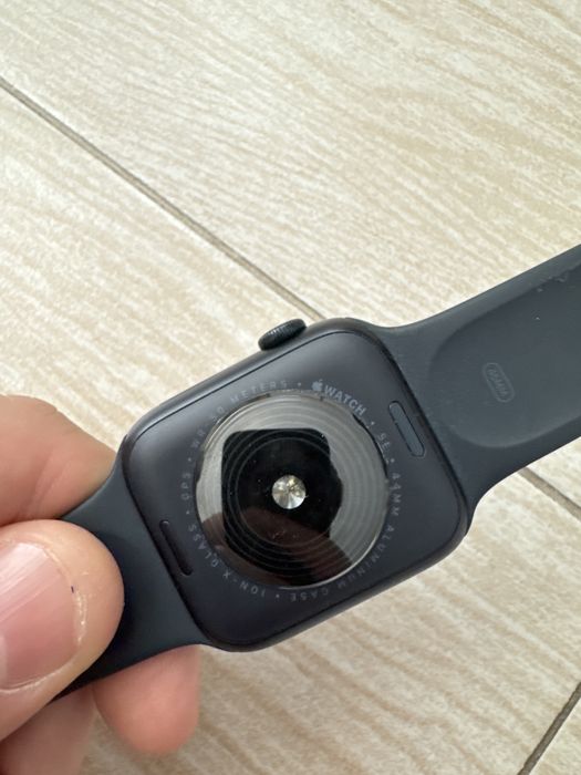 Apple watch SE в отлично състояние.
