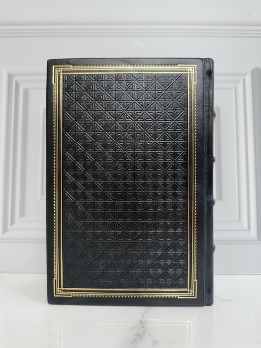 Книга «Көшпенділер» в коже