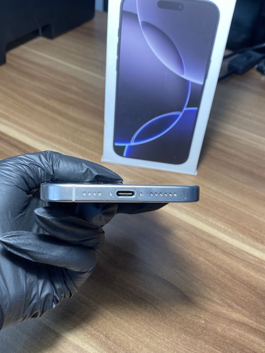 iPhone 16 Pro Max • 256 GB • Natural Titanium