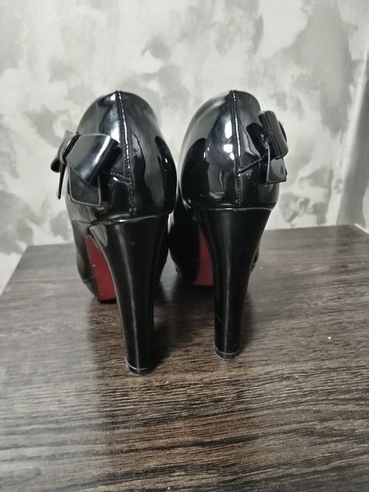 Каблук сотилади. 35 размер