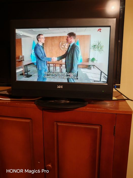 Televizor LED  81 Cm