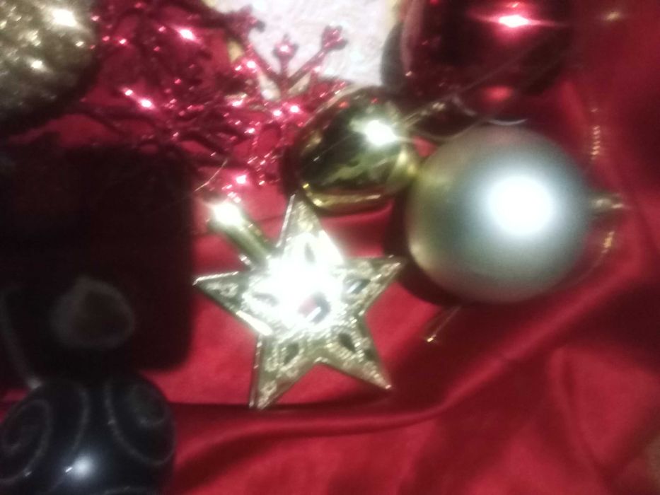 Играчки за елха и гирлянди