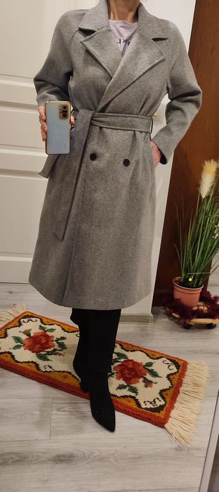 Pardesiu model deosebit petrecut si buzunare laterale, gri deschis