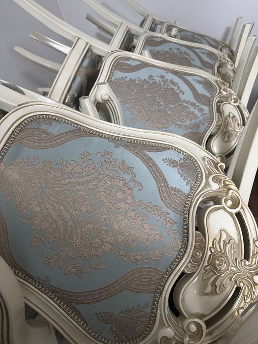 Продам стол со стульями хорошего качество.