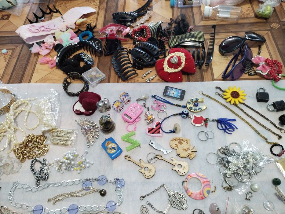 Разные безделушки бижутерия