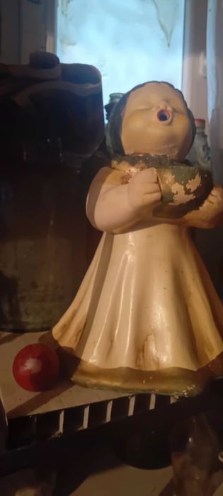 Две големи керамични фигури.