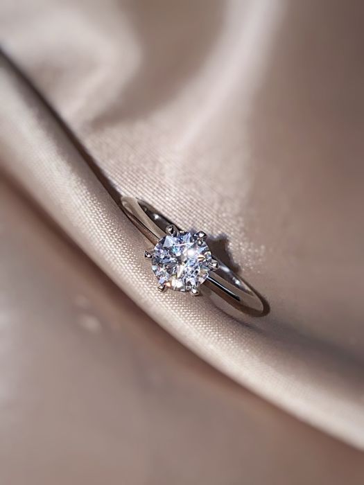 Сребърен пръстен с камък мойсанит