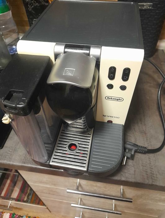 Кафе машина с капсули Delonghi Nespresso