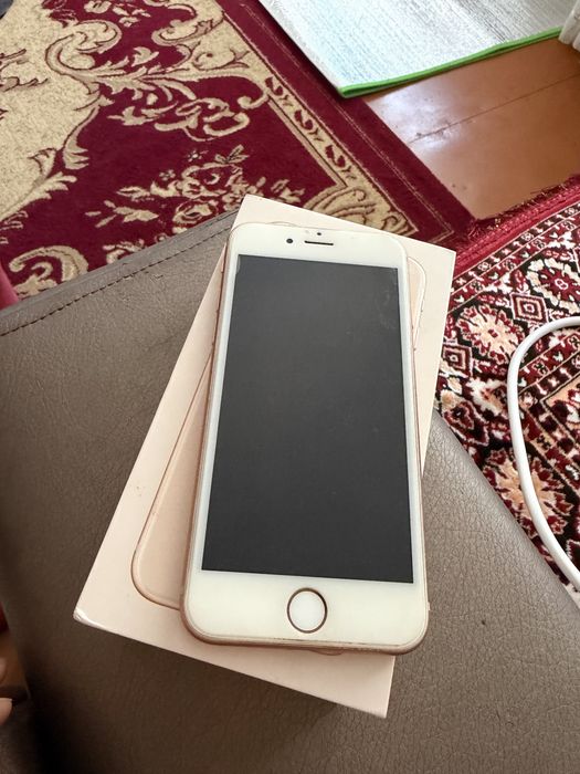 Продам айфон 8.