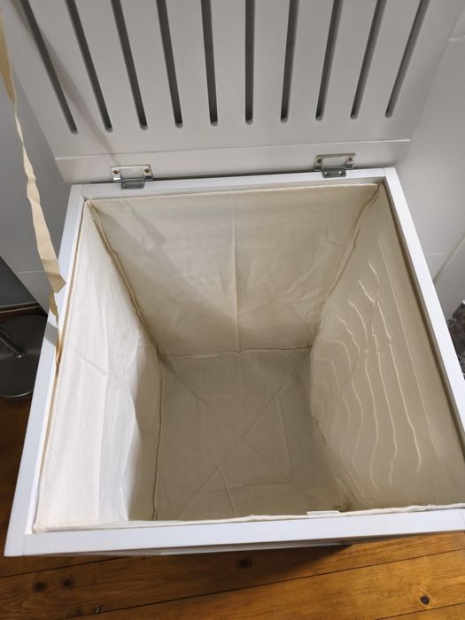 Стилен кош за пране 86L от бял бор – голям и елегантен за баня/спалня