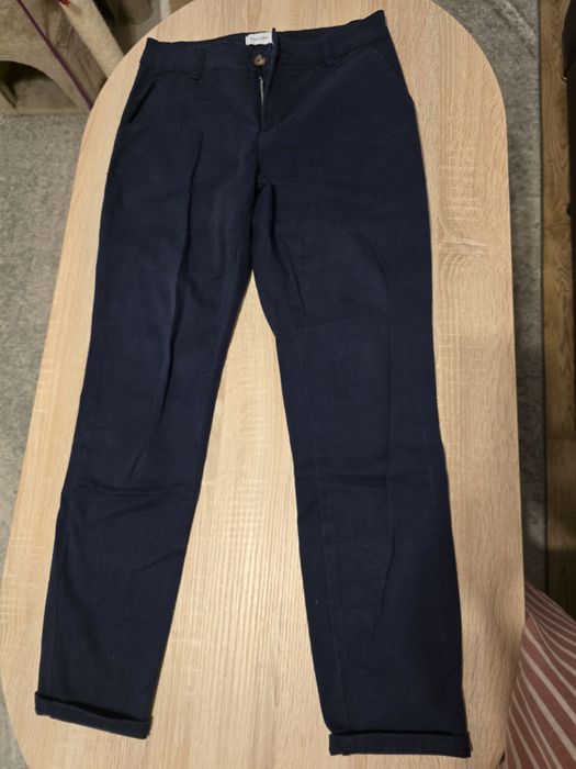 Vand pantaloni eleganți