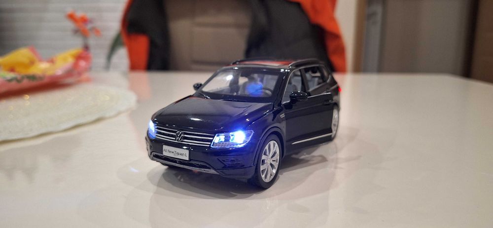 VW Tiguan 1:32 с отваряеми врати, капак, светещи фарове и стопове