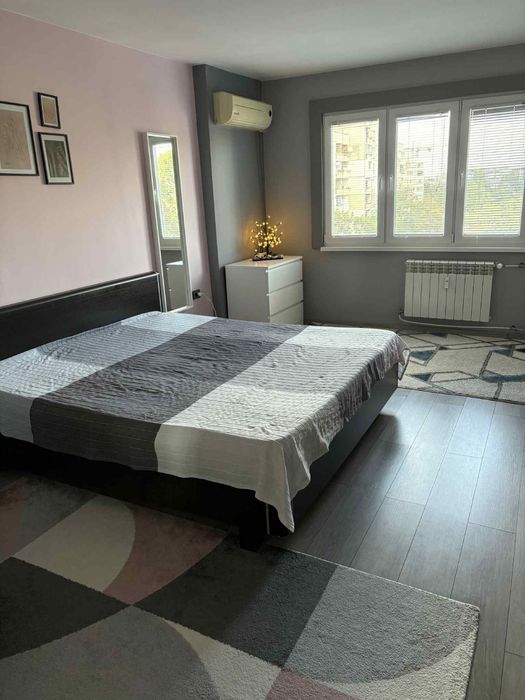 Спалня. Обзавеждане. Легло. Подматрачна рамка