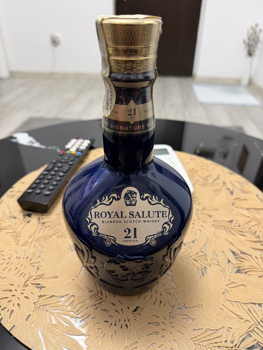 Vând Royal Salute 21  ani whisky original