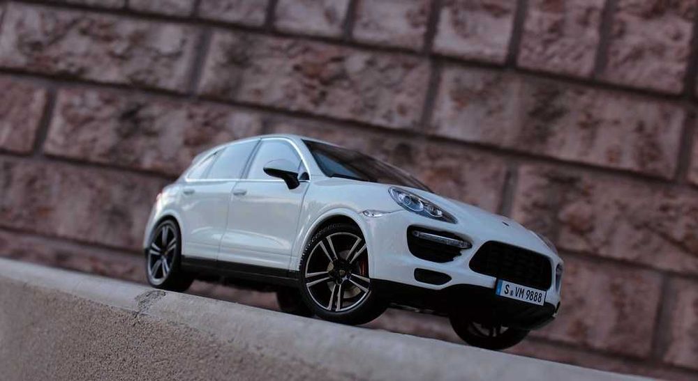 1:18 Porsche Cayenne turbo S white.