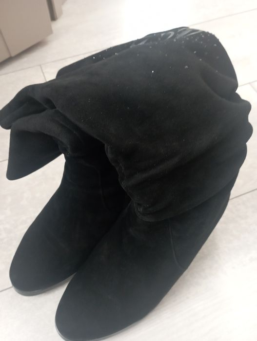 Продам женские сапоги новые.