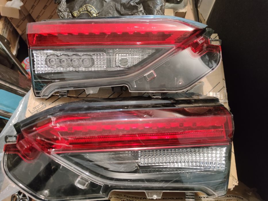 Фонарь задний левый и правый на крышку багажника Тойота Рав 4 .