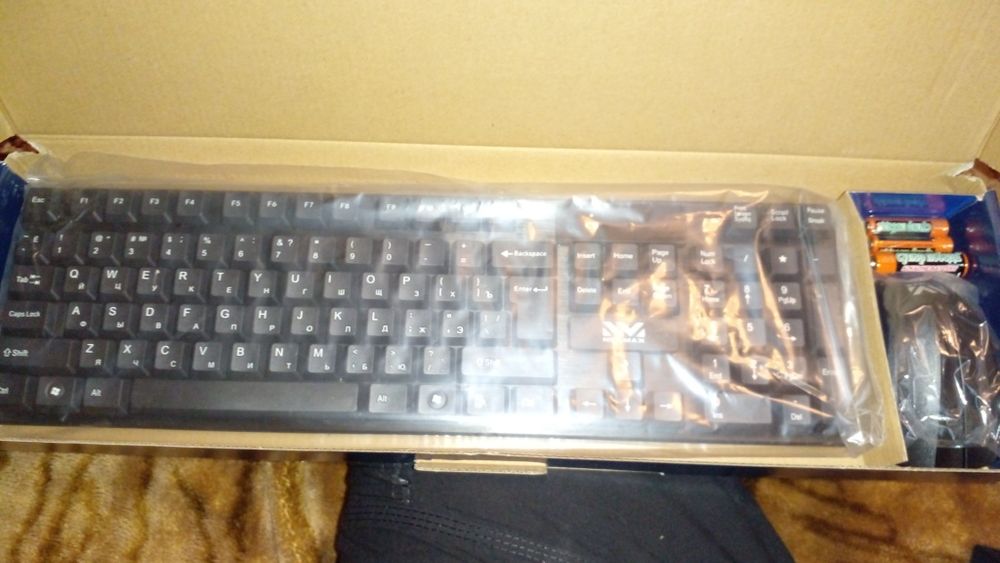 Без проводная клавиатура с мышкой.