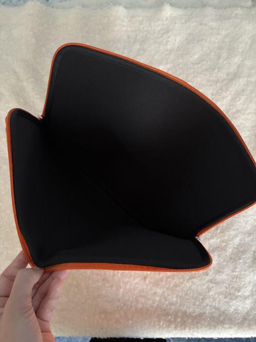 Оранжев калъф за лаптоп