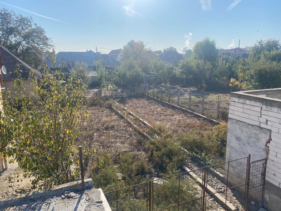 Vand constructie la rosu . 750 mp teren intravilan