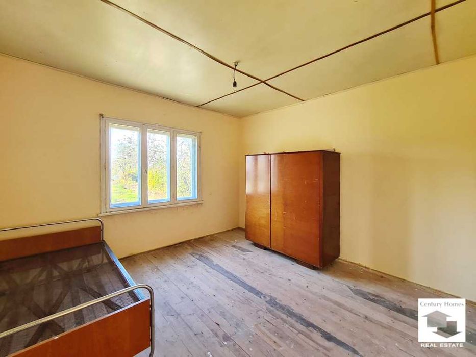 140329 Къща с равен двор и кладенец, в добро състояние, в с. Дъскот