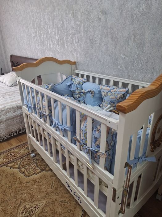 Деткая кроватка с постельным набором