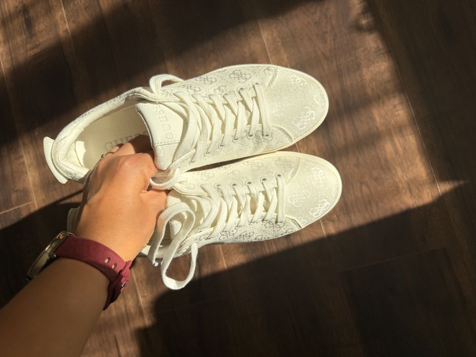 Бели дамски кецове Guess 39номер